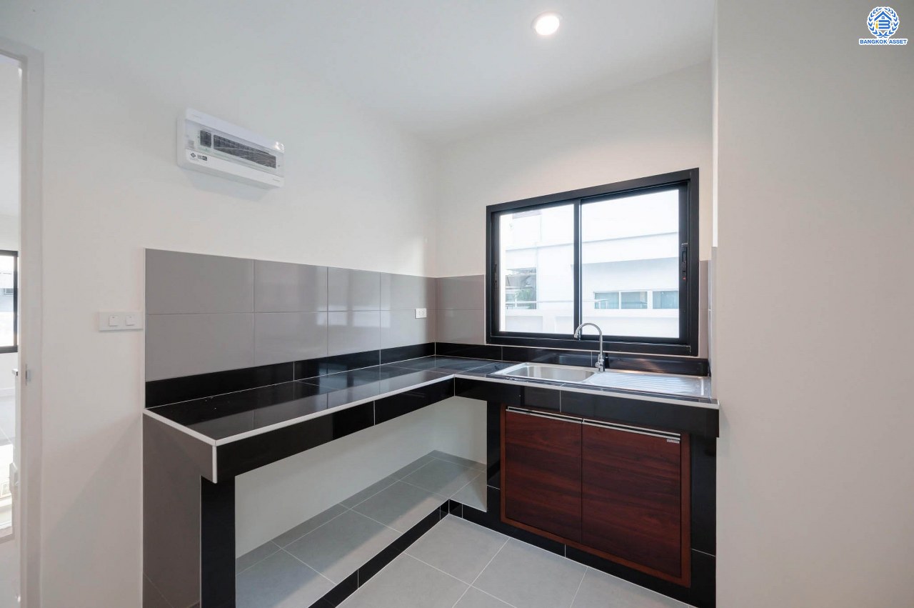 บ้านมือสองตกแต่งใหม่ โครงการ กฤษดานคร เลค แอนด์ พาร์ค บรมราชชนนี-พุทธมณฑลสาย3 เนื้อที่ 75 ตร.ว. บนพื้นที่ใช้สอย 121 ตร.ม. ฟังก์ชัน 3 ห้องนอน 2 ห้องน้ำ จอดรถได้ 2 คัน พร้อม 1 ห้องอเนกประสงค์บนทำเลศักยภาพเชื่อมต่อหลายเส้นทาง ใกล้เซ็นทรัลปิ่นเกล้า ม.มหิดล และทางด่วน "ศรีรัช"